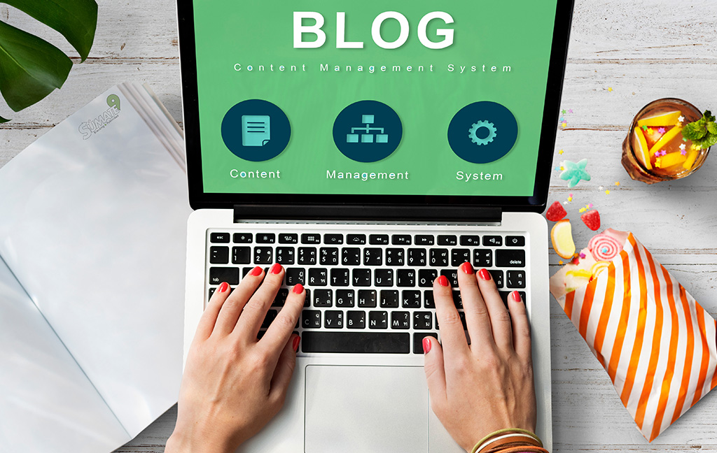 computadora con manos en teclado